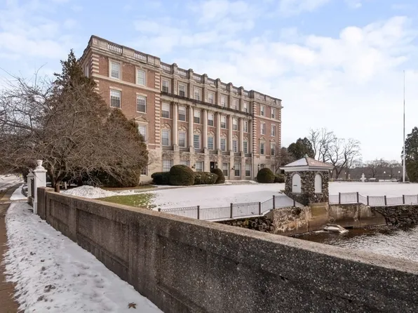 16 Balmoral St Unit 103, Andover, MA 01810