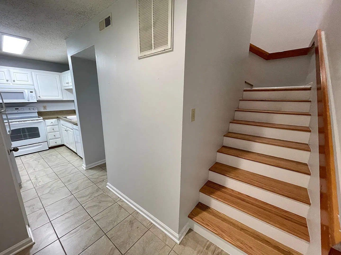 Walk to Campus from this spacious, updated 4br 2ba townhome-style condo! — Photo 4