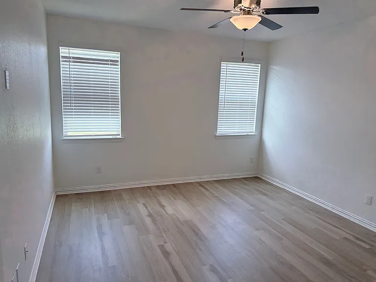 1833 Lake Grove Dr — Photo 16