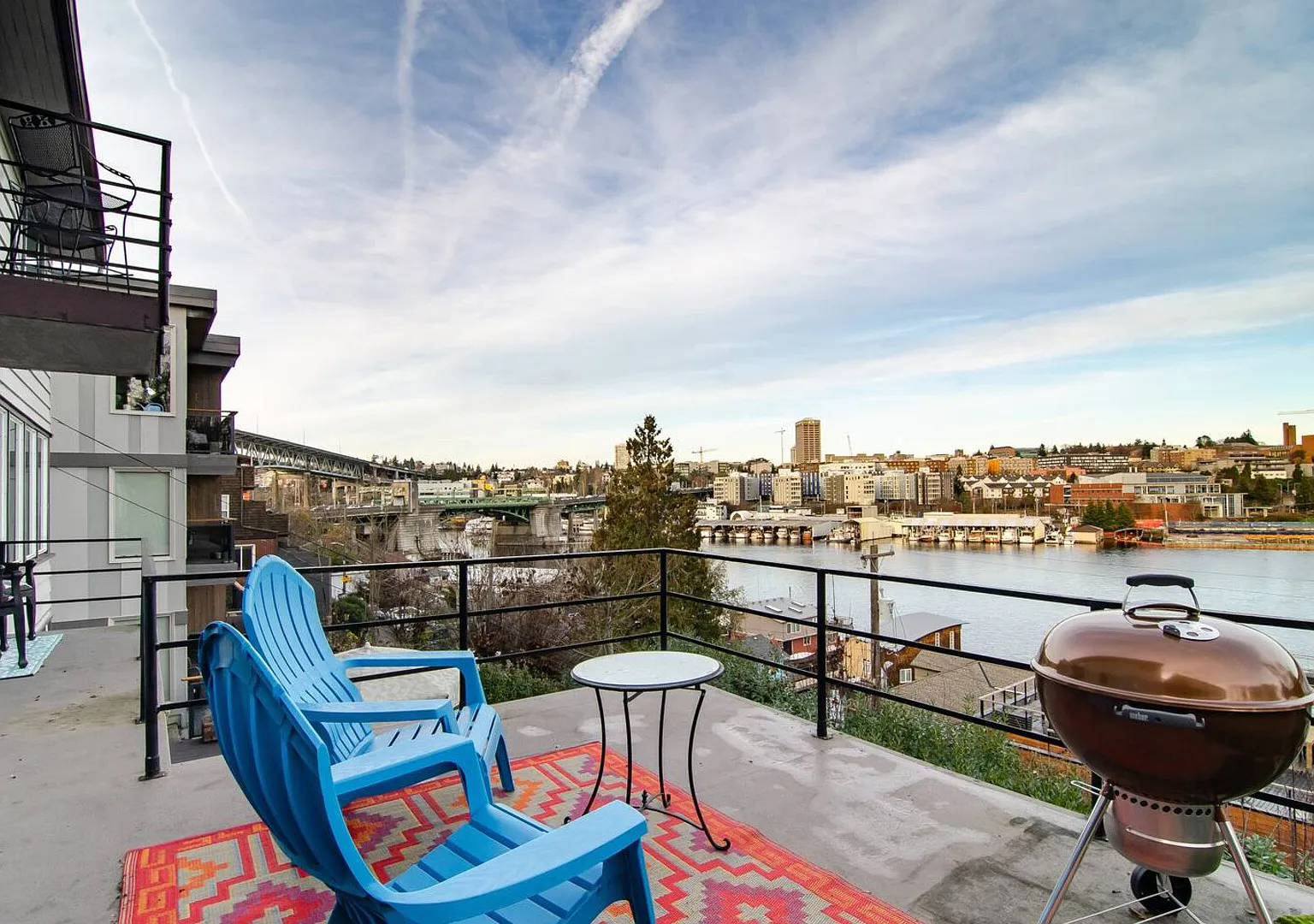 Beautiful 2BR + Bonus Sleeping Room + 1.25 Bath with Bay Views! — Photo 2