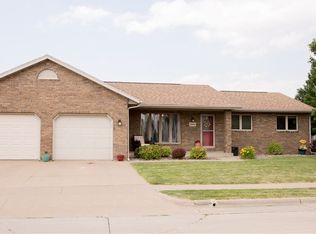 4945 Angel View Dr, Dubuque, IA 52002