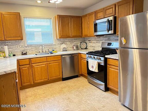 4th image of 18 Tropicana Court