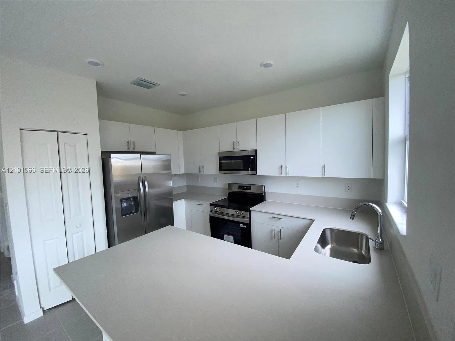 3 bed, 2.5 bath, $2,400 — Photo 4