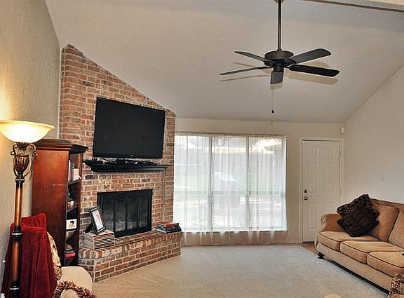 4th image of 2701 Foxglen Dr