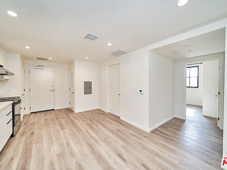 951 S Wilton Pl #204 — Photo 6