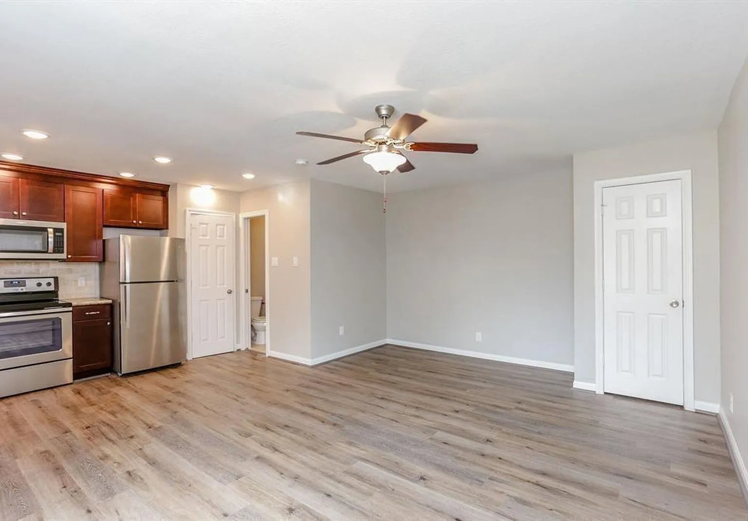 1 bed, 1.0 bath, 450 sqft, $895 — Photo 2