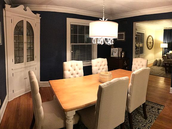 Dining room w/built-ins 