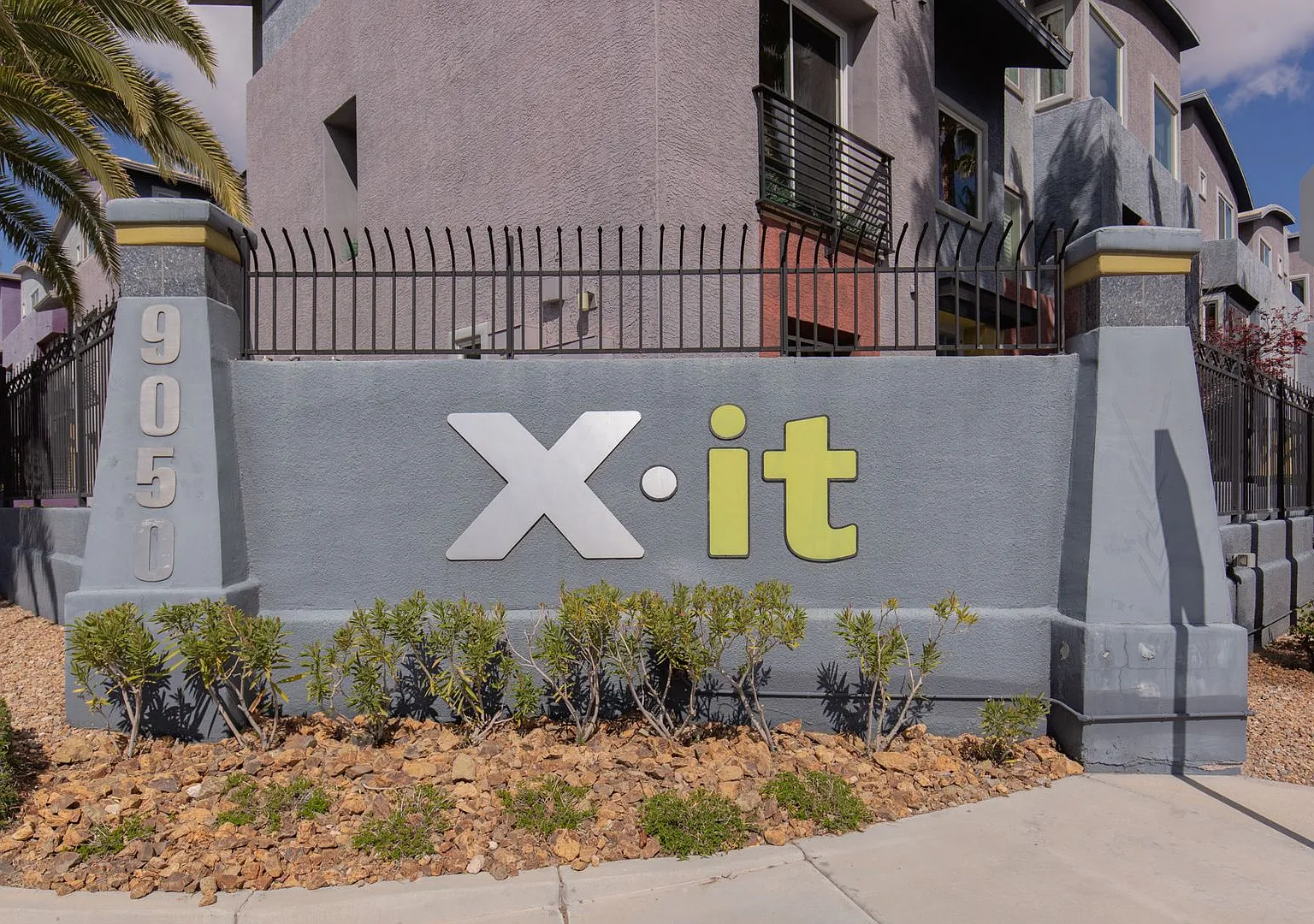 Three bedroom unit with two car garage in luxury SW gated community — Photo 1