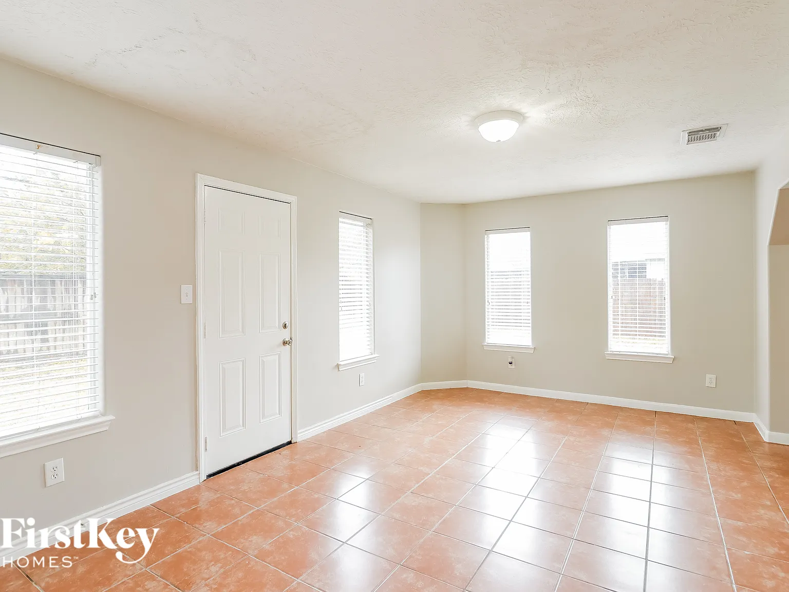 3 bed, 2.5 bath, 1652 sqft, $2,105 — Photo 4