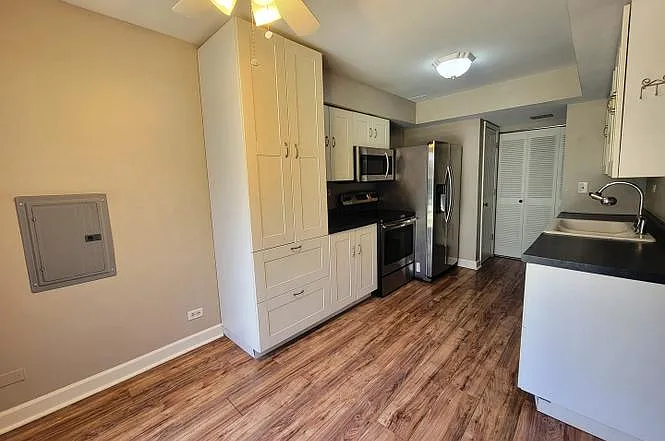 2211 Dorchester Ct — Photo 3