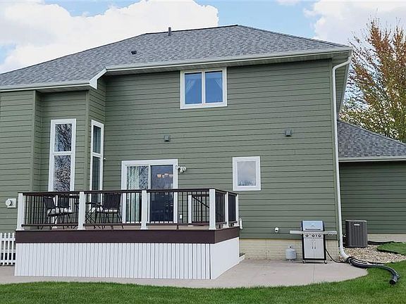 3rd image of 3925 Maryhill Dr