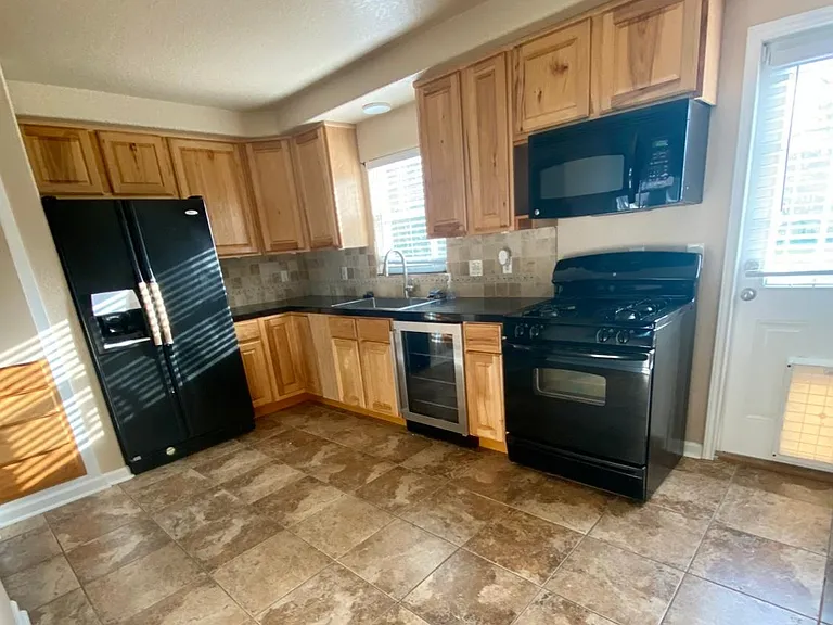 220 Laurel St — Photo 6