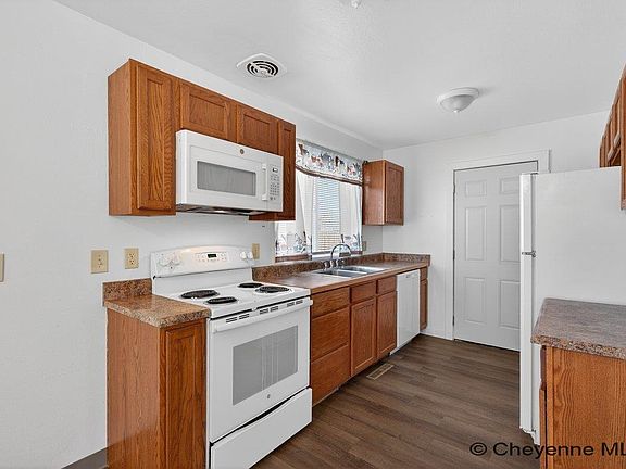 5th image of 221 Desmet Dr