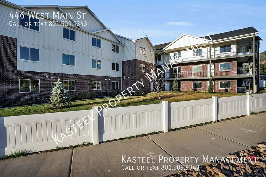 446 W Main St