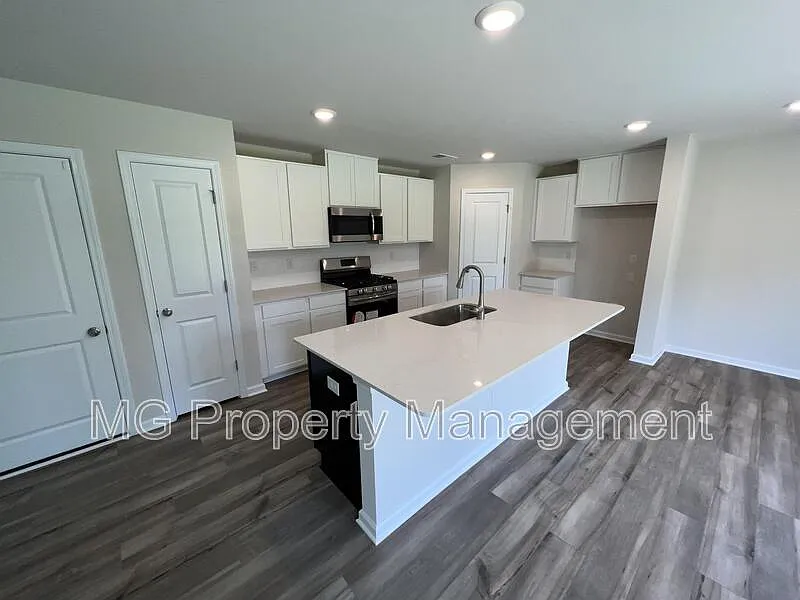 4 bed, 2.5 bath, 1956 sqft, $2,295 — Photo 4