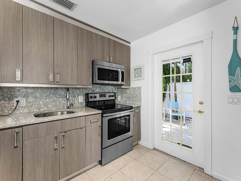 334 NE 7th Ave — Photo 10