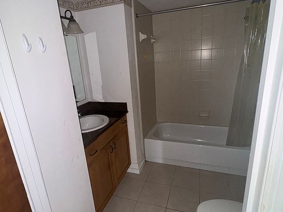 5th image of 110 NE 10th Ave APT F