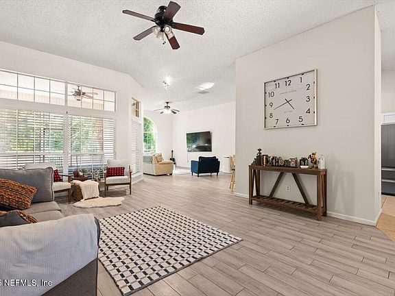 5th image of 11374 WILLESDON Drive S