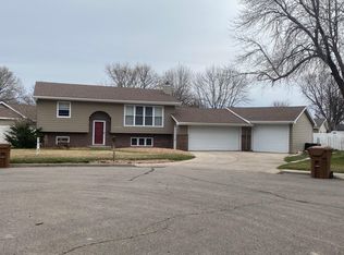 1524 Quarterback Ct, Huron, SD 57350