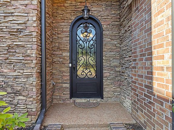 3rd image of 8273 Thorne Dr