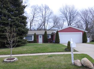 1195 Meadowood Dr, Waterford, MI