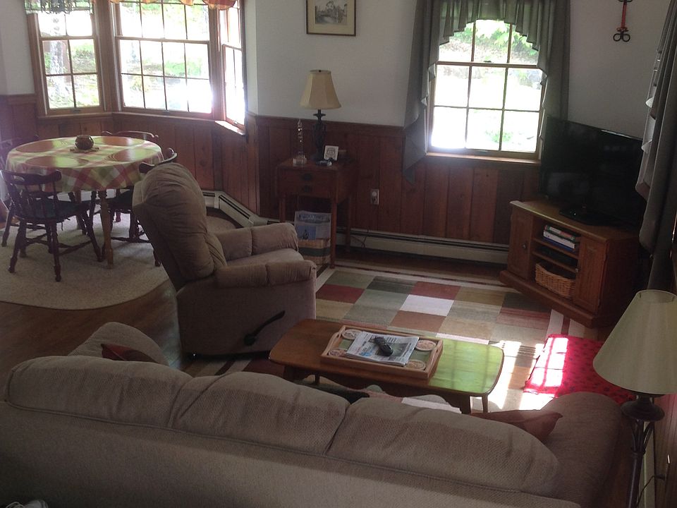 2nd image of 8 Aspen Ln