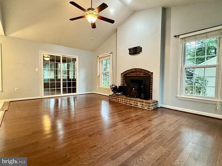 1017 Spain Dr — Photo 13
