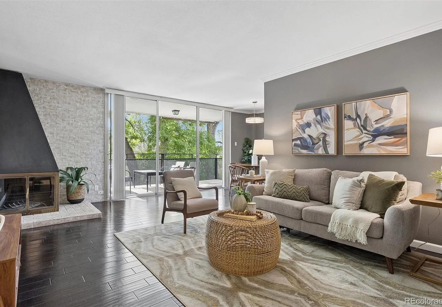 2 bed, 2.0 bath, 918 sqft, $2,395 — Photo 2