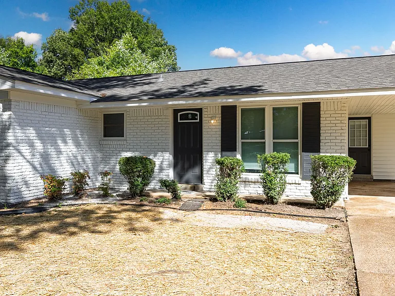1860 Brookhaven Dr — Photo 3