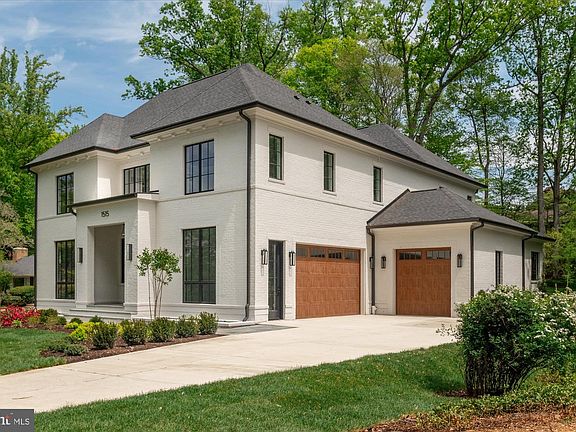 3rd image of 1515 Crestwood Ln