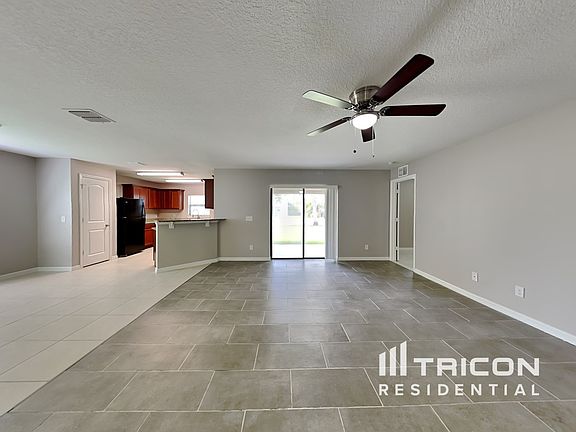 3rd image of 2467 Winnipeg Dr