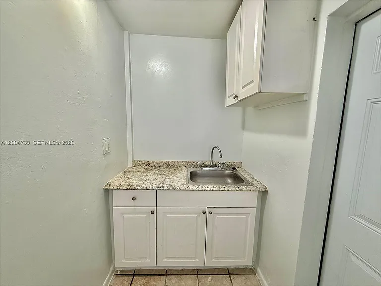 220 NE 41st St #4 — Photo 3
