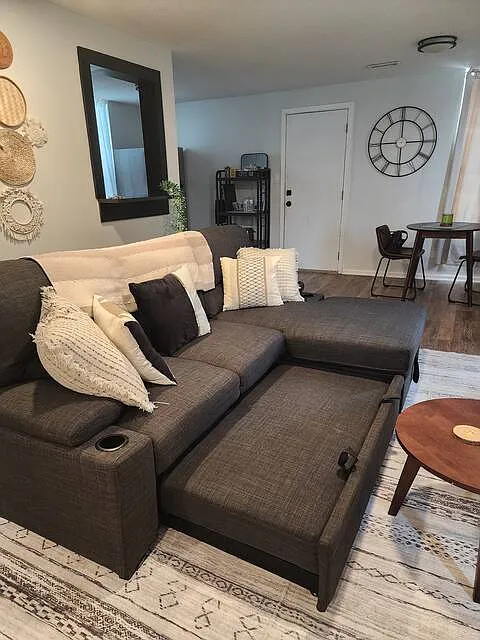 1 bed, 1050 sqft, $1,300 — Photo 2