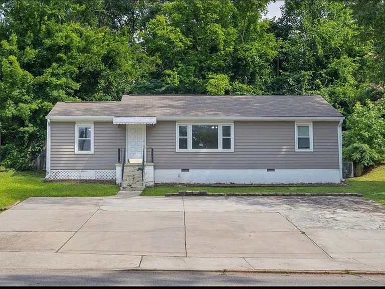 711 Barton Ave — Photo 3