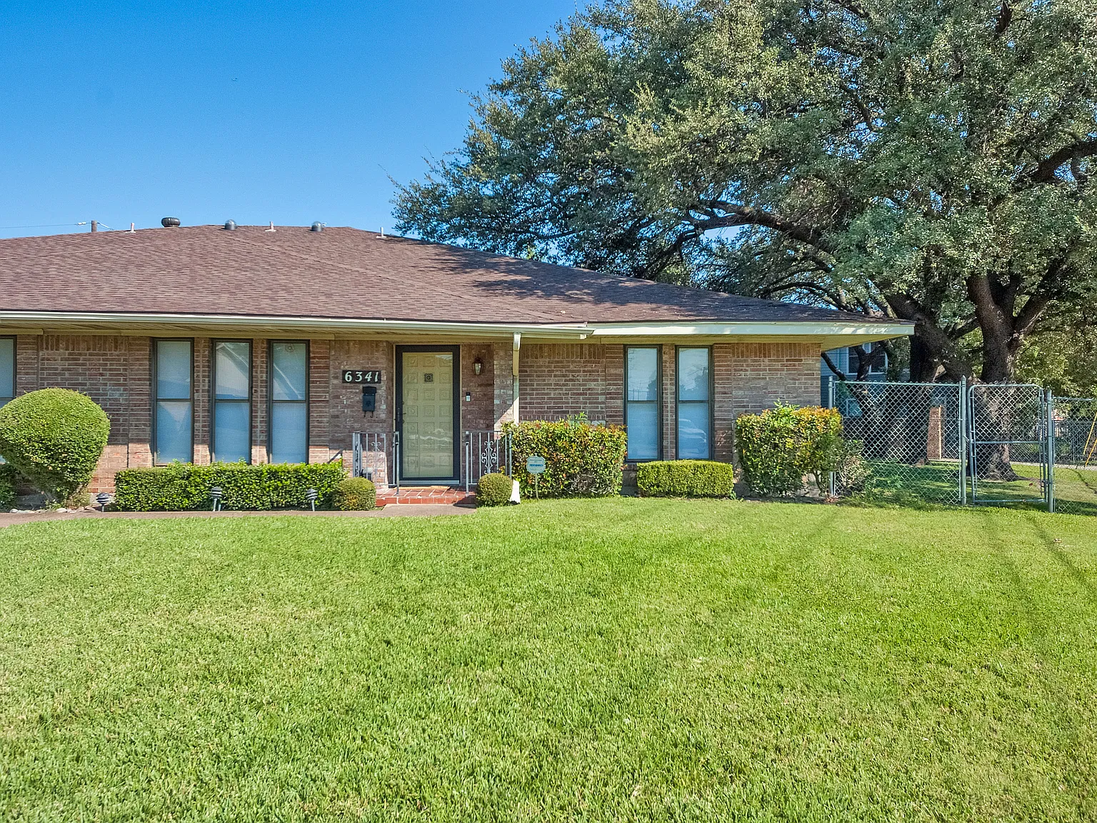 3 bed, 2.5 bath, 1729 sqft, $2,495 — Photo 2