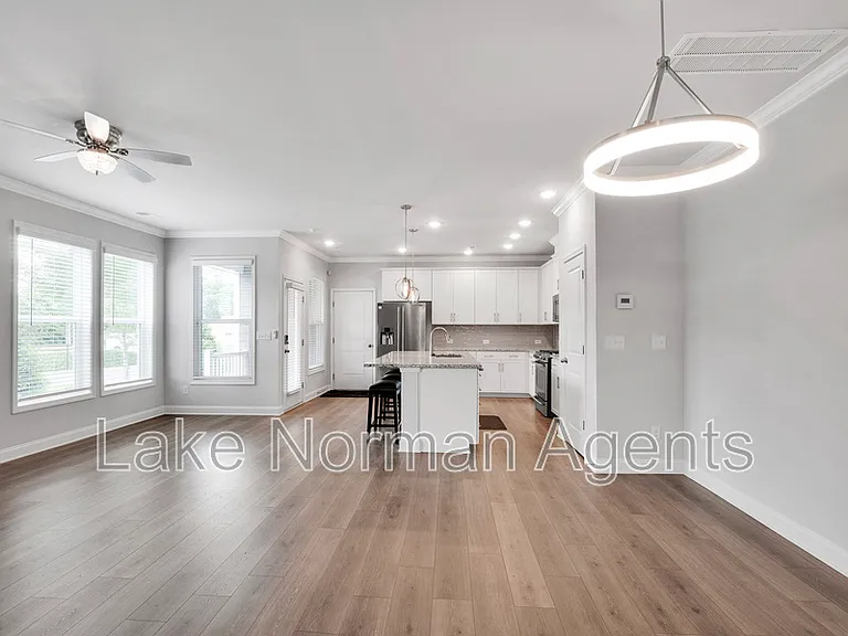 1034 Lyndon Station Dr — Photo 8