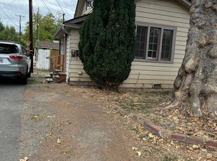 610 NW 4th St APT B, Grants Pass, OR 97526