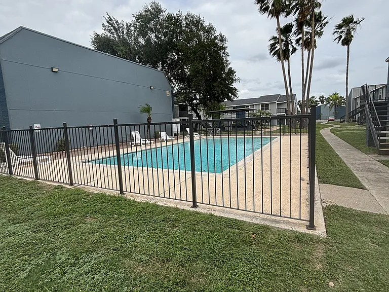 Edinburg Place Apartments — Photo 6