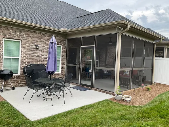703 Plantation Village Dr, Clemmons, NC 27012