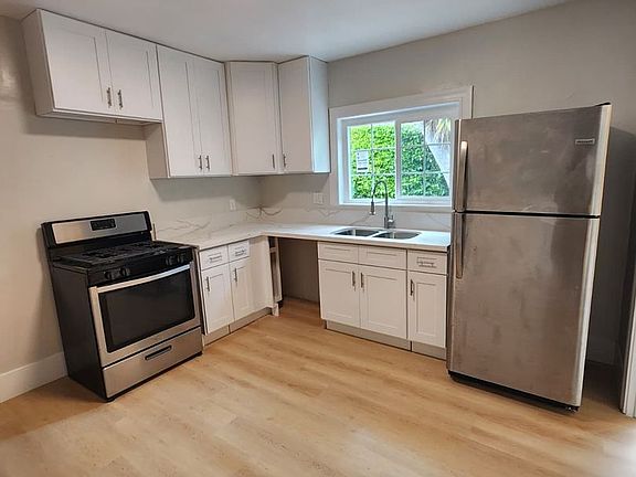2nd image of 3960 Redwood Ave #3960