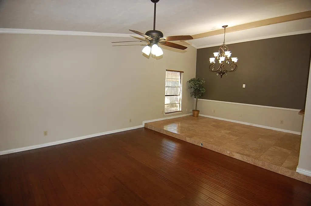 2614 Creekview Dr — Photo 4