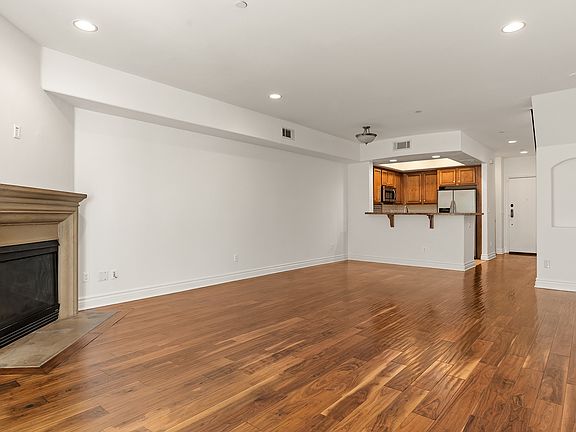 5th image of 5753 White Oak Ave Unit 12