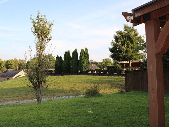5th image of 607 Foster Ln