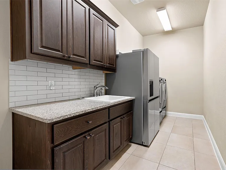 900 Hawthorne Loop — Photo 36