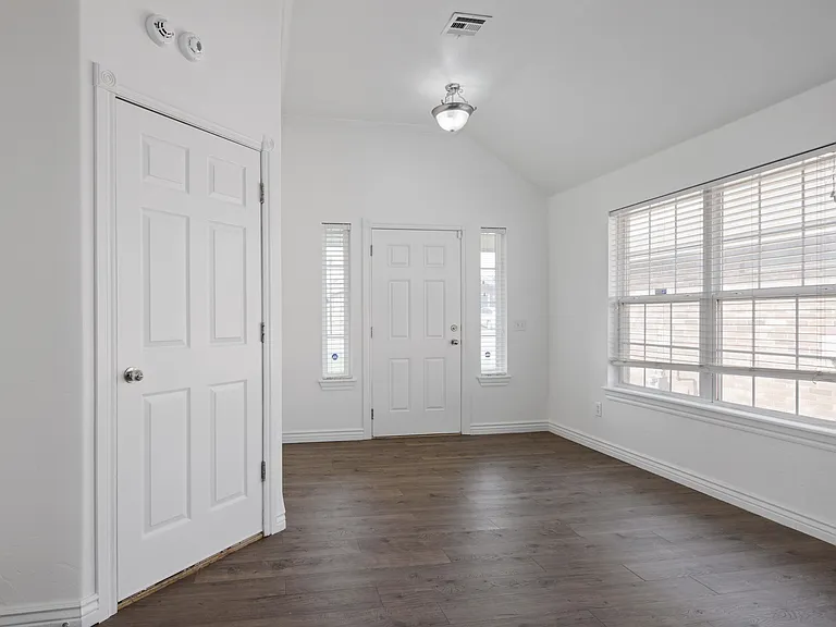 4900 Sunny Ct — Photo 7