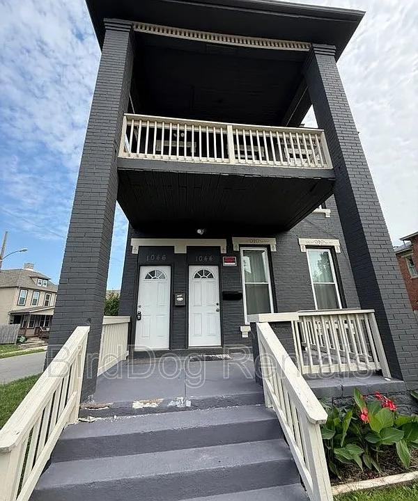 1044-1046 E Long St