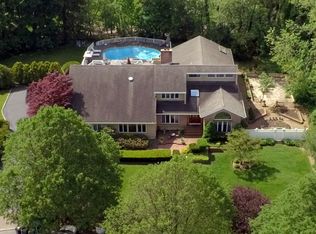 4 Carman Ct, Dix Hills, NY 11746