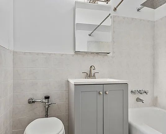 4th image of 1329 E 17th St APT 4B