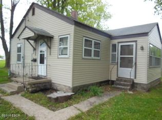 827 Clan St, Flora, IL 62839