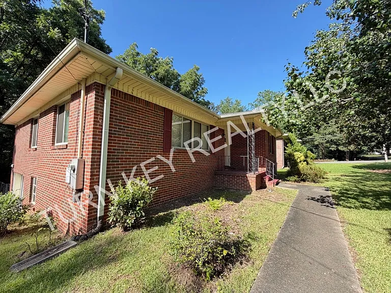 320 Park Rd — Photo 2